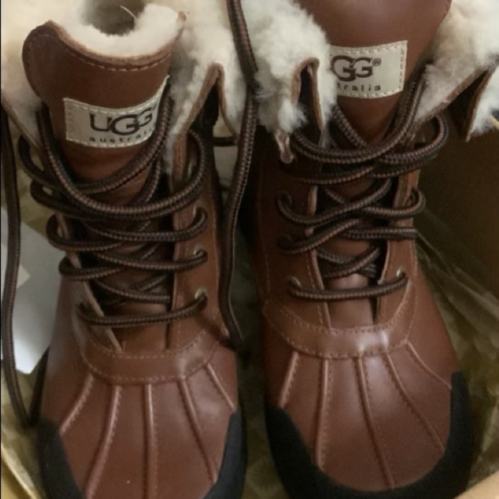 Brand new in original box. Never worn. Fur lined inside. Water resistance!